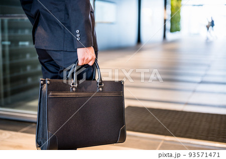ビジネスバックを持った男性の手元 93571471