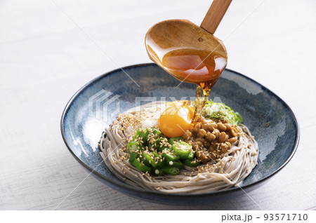 ネバネバそばに麺つゆをかける ネバネバそばに麺つゆをかける 93571710