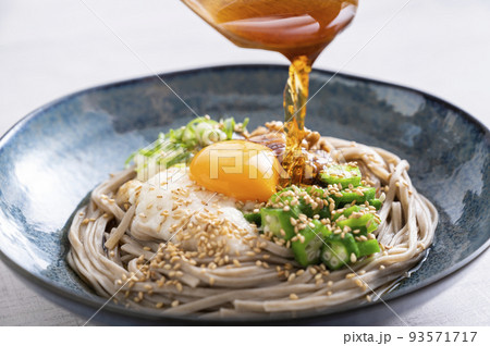 ネバネバそばに麺つゆをかける 93571717