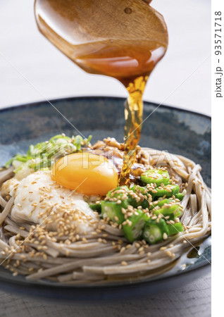 ネバネバそばに麺つゆをかける 93571718