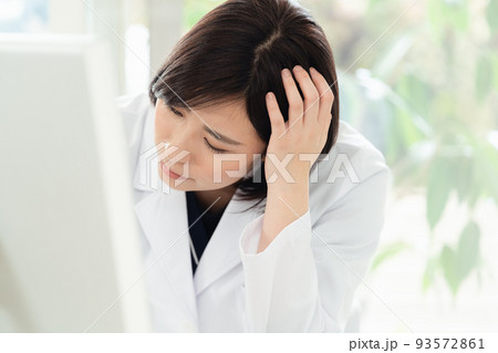 悩む白衣姿の女性 悩む白衣姿の女性 93572861