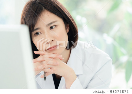 悩む白衣姿の女性 93572872