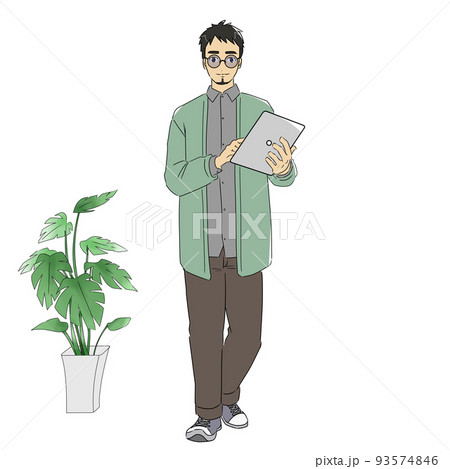 笑顔でタブレットPCを操作する男性　観葉植物あり	 93574846