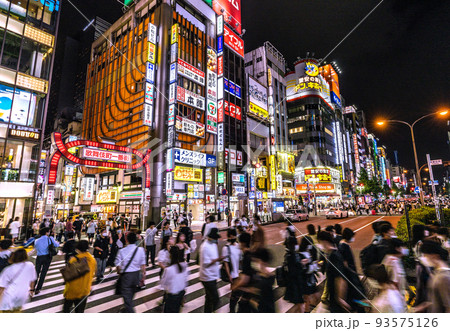 日本の東京都市景観 5週世界最多・死者数2週連続世界2番目。歌舞伎町を行き交う大勢の人々=8月26日 日本の東京都市景観 5週世界最多・死者数2週連続世界2番目。歌舞伎町を行き交う大勢の人々=8月26日 93575126