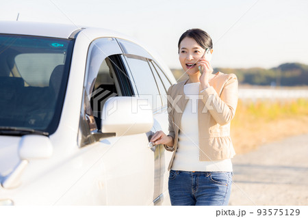 ミドル女性 スマホで電話をかける女性 ミドル女性 スマホで電話をかける女性 93575129