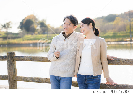 旅行イメージ 紅葉狩りを楽しむミドル夫婦 旅行イメージ 紅葉狩りを楽しむミドル夫婦 93575208