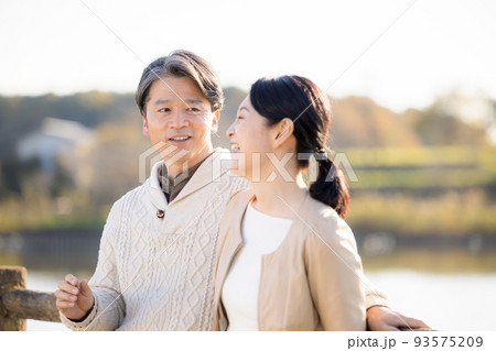 旅行イメージ　紅葉狩りを楽しむミドル夫婦 93575209