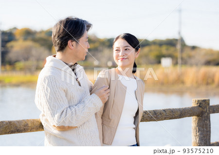 旅行イメージ　紅葉狩りを楽しむミドル夫婦 93575210