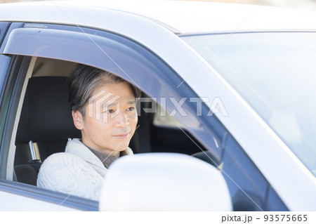 車の運転を楽しむミドル男性 93575665