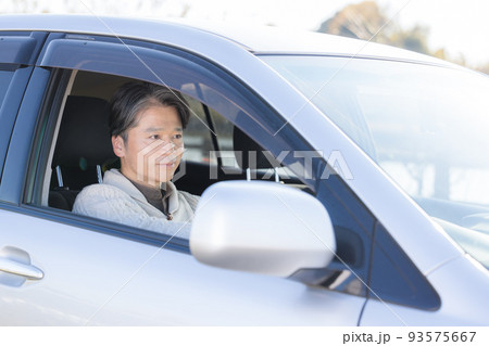 車の運転を楽しむミドル男性 93575667