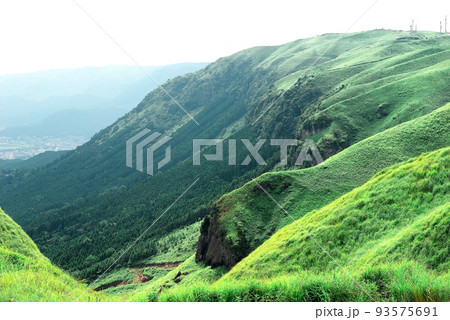 阿蘇の壮大な絶景、外輪山と大観峰。 93575691