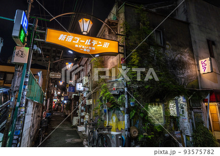 日本の東京都市景観　歌舞伎町・花園交番通りからゴールデン街などを望む 93575782