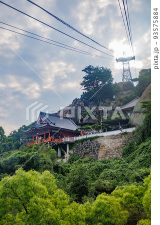 尾道のロープウェイから見た千光寺 93575884
