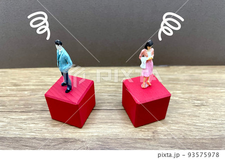 男女で揉める・喧嘩中のイメージ 93575978