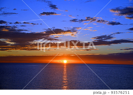 【新潟県糸魚川市】日本海に沈む夕日 【新潟県糸魚川市】日本海に沈む夕日 93576251