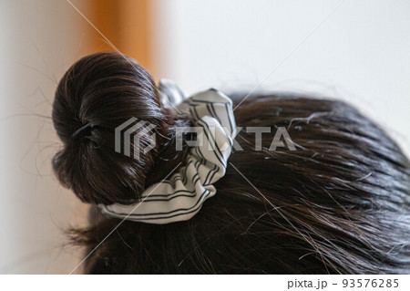 お団子ヘアー 93576285