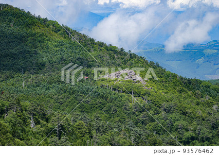 夏の北八ヶ岳　『にゅう』山頂からの風景　高見石を望む 93576462
