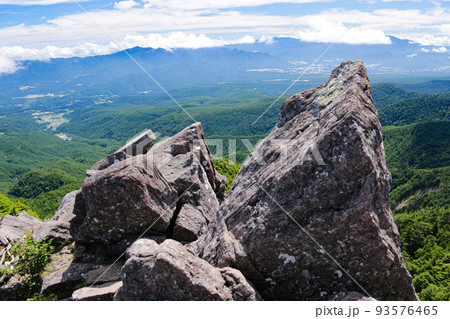 夏の北八ヶ岳　『にゅう』山頂からの風景　奥多摩の山を望む 93576465
