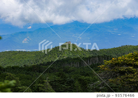 夏の北八ヶ岳　中山への登山道より『にゅう』山頂を望む 93576466