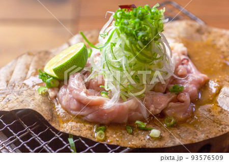 鶏せせり肉の朴葉味噌焼き 鶏せせり肉の朴葉味噌焼き 93576509