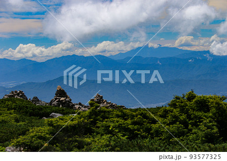 北八ヶ岳　中山山頂展望台からの絶景　御嶽山遠景　長野県　日本 93577325