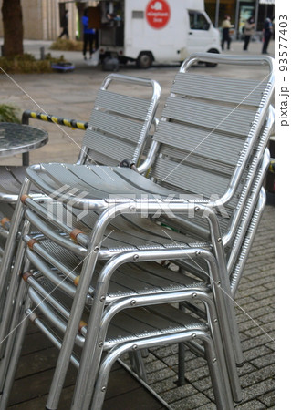 スタッキングチェアがイベント開催を待っている 93577403