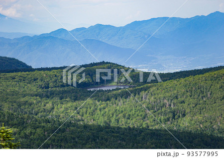夏の北八ヶ岳 『高見石』山頂からの風景 雨池を望む 夏の北八ヶ岳 『高見石』山頂からの風景 雨池を望む 93577995