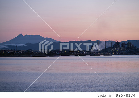 北海道北斗市セメント工場夜景 93578174
