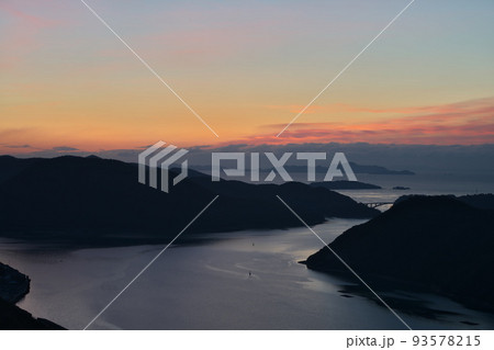 《岡山県》瀬戸内海国立公園 夕立受山から見る夜明け 93578215
