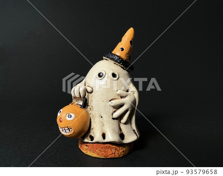 かわいいオバケの人形、ハロウィンイメージ かわいいオバケの人形、ハロウィンイメージ 93579658