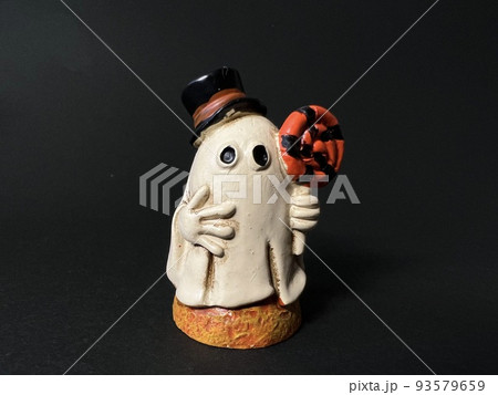 かわいいオバケの人形、ハロウィンイメージ かわいいオバケの人形、ハロウィンイメージ 93579659
