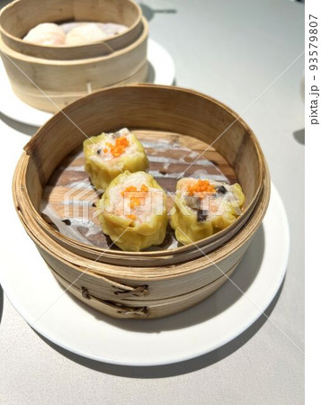 おいしい中国料理のエビシュウマイ おいしい中国料理のエビシュウマイ 93579807