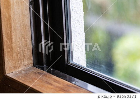 古くなった窓枠 93580371