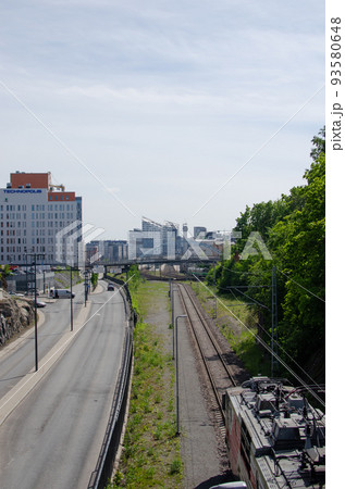 海外の都市へ向かう線路 93580648
