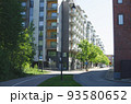 海外の集合住宅のある街並み 93580652