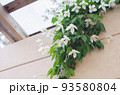 住宅を彩る蔦状の白い花 93580804