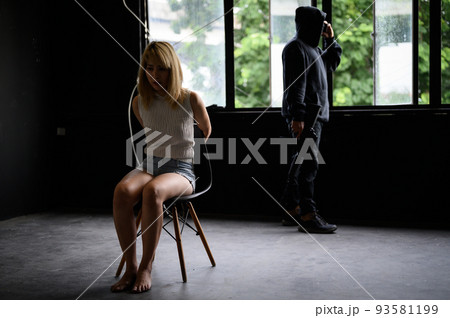 Kidnapper with gun and woman hostage reports the ransom in old building Kidnapper with gun and woman hostage reports the ransom in old building 93581199