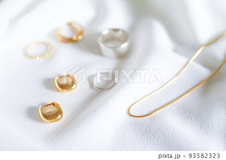 ゴールドのアクセサリー 93582323