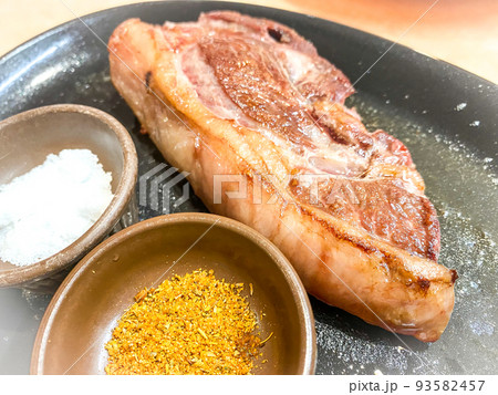 熟成ラム肉のステーキ 93582457