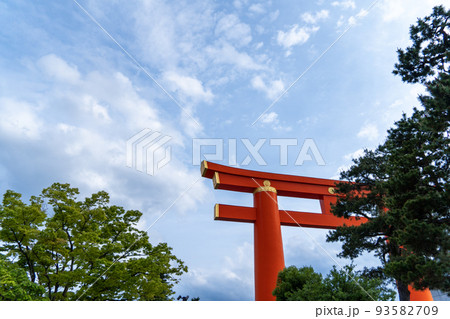 平安神宮の大鳥居 93582709