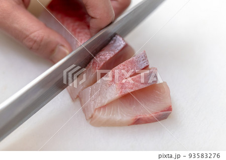 職人がブリのブロックを捌く 93583276