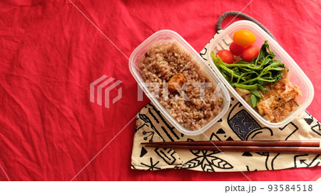 タッパーのお弁当を持参して、ランチ代を節約します。 93584518
