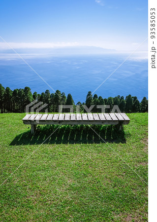 屋久島を見渡すベンチ 晴れ渡った都井岬からの眺め(宮崎県串間市) 屋久島を見渡すベンチ 晴れ渡った都井岬からの眺め(宮崎県串間市) 93585053