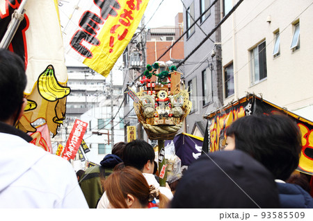 酉の市ならではのいつもの風景。縁起物の大きな熊手を誇らしげに露店の人ごみに揉れる 酉の市ならではのいつもの風景。縁起物の大きな熊手を誇らしげに露店の人ごみに揉れる 93585509
