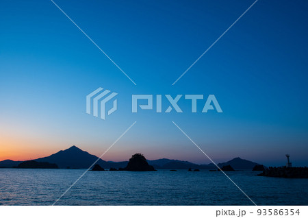 福井県若狭高浜から望む青葉山の夕景 福井県若狭高浜から望む青葉山の夕景 93586354