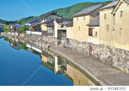 【川面に映る平福の町屋群】 兵庫県佐用郡佐用町平福 【川面に映る平福の町屋群】 兵庫県佐用郡佐用町平福 93586393