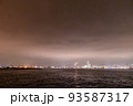 暗闇の雲の覆われるみなとみらい 93587317