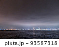 暗闇の雲の覆われるみなとみらい 93587318