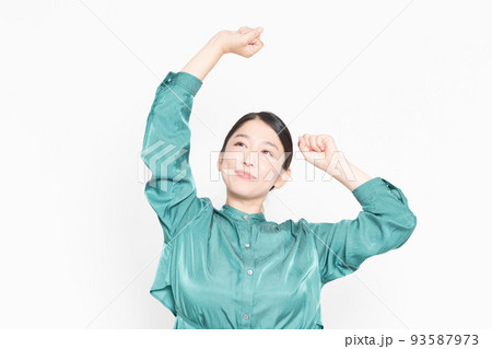 白背景の前で深呼吸をする主婦 白背景の前で深呼吸をする主婦 93587973