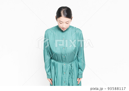 白背景の前でお辞儀をしている主婦 93588117